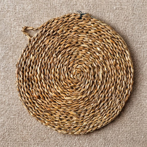 Sets de table élégants et classiques en jonc de mer, vaisselle écologique en fibre naturelle pour les dîners raffinés, décoration de banquet, exportation internationale - Product Image 1