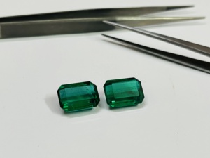 Paire de pierres d'émeraude zambienne naturelle de 20 carats, taille émeraude, couleur vert vif, qualité supérieure, certifiées IGI, Sadiya International - Product Image 4