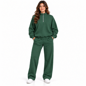 Ensemble deux pièces pour femme : sweat-shirt en polaire à col zippé et pantalon évasé, idéal pour les sorties décontractées hivernales ou les voyages. - Product Image 1