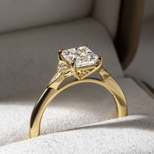 Anillo de compromiso de diamante talla princesa en oro macizo, estilo vintage, solitario con diamantes de acento para mujer y anillo de regalo para ella. - Product Image 4