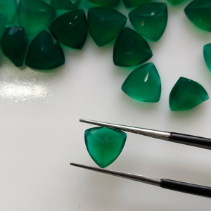 Onyx Vert Naturel 9MM Coupe Trillion Meilleure Qualité Pierre Précieuse Non Montée pour la Fabrication de Bijoux Red Mountain Gems - Product Image 1