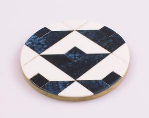 แผ่นรองแก้วเรซิ่นไม้มะม่วงทรงกลมสีขาวและสีน้ำตาล ขนาดเส้นผ่านศูนย์กลาง 400 มม. เป็นมิตรกับสิ่งแวดล้อม เหมาะสำหรับใช้ในบ้านและโรงแรม - Product Image 4