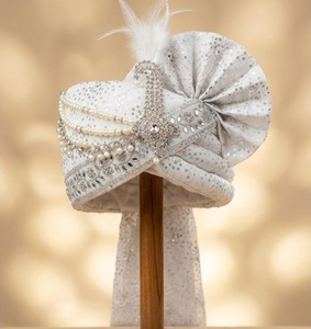 Safa de Mariage Royal Blanc de Luxe pour le Marié avec Travail Artisanal de Perles et Pierres, Turban Pagri Traditionnel Indien de Créateur en Gros - Product Image 1