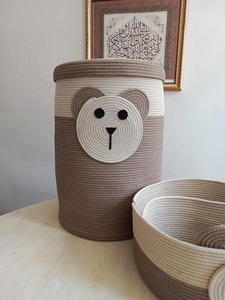 Panier en macramé fait main avec visage de personnage de dessin animé, parfait pour le rangement des jouets dans la chambre des enfants et une adorable solution de décoration pour la chambre de bébé. - Product Image 6