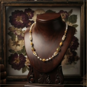 Elegante Collar de Perlas Doradas con Detalles en Esmalte Verde, Joyería Tradicional India Larga para Mujer - Product Image 1