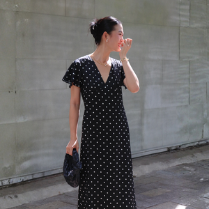 Vestidos casuales de verano a rayas de mezcla de seda con cuello en V, manga regular, cintura holgada, minimalistas, transpirables, con botones frontales, 160 g/m² - Product Image 1