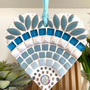 Décoration suspendue artisanale en verre Art Déco en forme de cœur, mosaïque, pour Thanksgiving, faite à la main, ornementale, ETHEREAL BLUSH BLOSSOM - Product Image 1