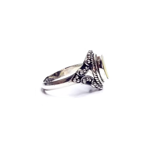 Anillo de Nácar Natural con Plata de Ley 925, Diseño Clásico de Concha Brillante, Joyería para Compromiso, Boda o Regalo - Product Image 2