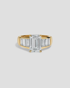 Bague de fiançailles en diamant émeraude de laboratoire 3 carats avec pierres latérales taille baguette – Alliance de mariage en diamant émeraude certifiée IGI - Product Image 2