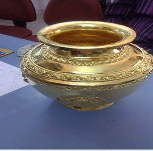 Lota de latón de dos tonos con boca ancha y un intrincado trabajo de grabado para ofrendas sagradas. Disponible a precios de mayorista. - Product Image 3