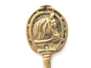 Perchero Clásico de Metal con Doble Gancho, Resistente, para Colgar Abrigos y Sombreros - Product Image 6