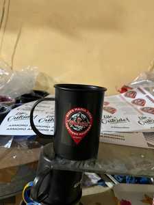 แก้วกาแฟโลหะสีดำพร้อมลายพิมพ์ตัวอักษร ดีไซน์สร้างสรรค์ แปลกใหม่ เหมาะสำหรับการตั้งแคมป์ ความจุ 450 มล. พร้อมหูจับ มีสินค้าในสต็อก - Product Image 2