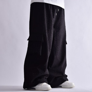 Pantalon de neige noir surdimensionné avec finition brillante en strass Allover Cordon de serrage Taille Plusieurs poches cargo et bouches d'aération - Product Image 1