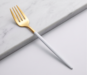 Fourchette à tête dorée avec manche en résine blanche – Couverts élégants et raffinés, parfaits pour la table à manger, les essentiels de cuisine et les cadeaux - Product Image 1