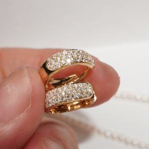 Elegantes aros tipo huggie de oro macizo con artesanía personalizada diseñados para mujeres que buscan joyería de oreja de lujo y estilo. - Product Image 2