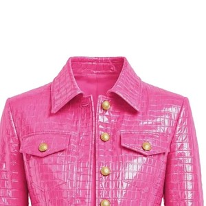 Chaqueta de Mujer Estilo Invernal, de Cuero con Grabado de Cocodrilo Rosa, Cuello Camisero y Botones Dorados, Largo Regular - Product Image 1