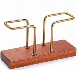Porte-serviettes en bois moderne avec bras en laiton, organiseur pour la décoration de table, usage domestique, ustensiles de cuisine et usage hôtelier - Product Image 1