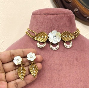 Precioso Juego de Collar y Aretes Clásicos de Moissanita Chapados en Oro de Latón de Alta Calidad para Regalo de Aniversario, Boda o Compromiso - Product Image 2
