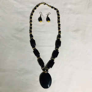 Descubra nuestro collar de resina artesanal, una mezcla perfecta de arte y elegancia. Hecho con alta calidad - Product Image 2