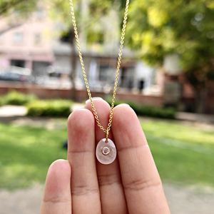 Collar con Colgante de Cuarzo Rosa Moderno y Delicado, con Acentos de Circonita Cúbica, Chapado en Oro de 18k, Joyería Minimalista en Capas Unisex, Estilo Budista - Product Image 3