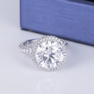 Bague de fiançailles pour femme en or blanc, style classique, avec diamant rond taille brillant, halo et pierres latérales en diamants naturels - Product Image 1