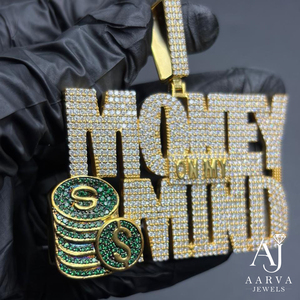 จี้ห้อยคอ AARVA JEWELS รุ่น Money On My Mind ชุบทอง 18K ประดับเพชรโมอิสซาไนต์ สไตล์ฮิปฮอป สำหรับผู้ชาย รูปตัวอักษร - Product Image 1