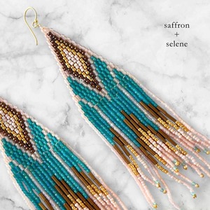 Boucles d'oreilles perlées Saffron + Selene, faites à la main, bijoux tendance, design tribal exquis, franges multicolores, boucles d'oreilles pendantes - Product Image 4