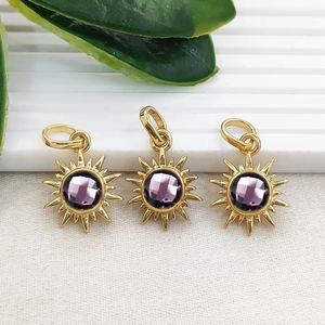 Colgante Redondo de Cuarzo Alejandrita con Forma de Sol, Chapado en Oro, con Engaste de Collet, Joyería de Cuarzo Alejandrita, Colgante Redondo de 6mm con Forma de Sol - Product Image 1