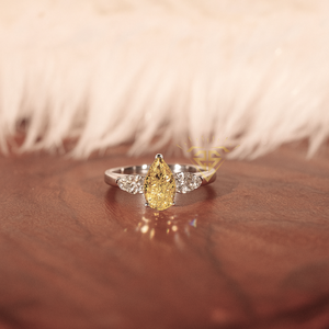 Anillos de Compromiso de Diamantes Amarillos Vívidos de Alta Calidad de 2.50 CTW, Anillos de Diamantes Cultivados en Laboratorio con Certificación IGI, Anillo de Diamantes de Tres Piedras - Product Image 4