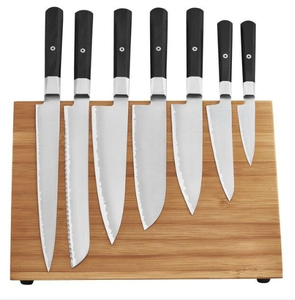 Ensemble de couteaux de cuisine à manche noir avec lames argentées, support de présentation en bois brun clair, ciseaux et aiguiseur pour les tâches de préparation culinaire - Product Image 1