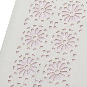 Elegante Funda de Cuero para Teléfono con Diseño Floral Recortado – Estilo y Practicidad - Product Image 3