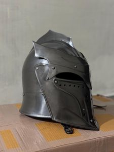 Casque médiéval Chevalier Noir, Armure en acier gothique, Casque de guerrier portable, Cadeau de costume de cosplay - Product Image 4