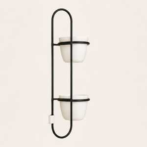Support mural moderne pour plantes avec deux pots blancs, structure en métal noir, design minimaliste pour plantes vertes d'intérieur - Product Image 2
