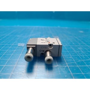 Válvula Solenoide Piloto de 5 Puertos SMC SYJA522-M5 Usada Como Parte del Equipo Legacy Semiconductor - Product Image 3
