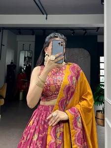 Impresionante Lehenga Choli Tradicional India con Estampado de Lámina Dorada para Bodas y Fiestas, Ropa Elegante para Mujer - Product Image 5