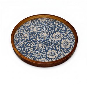 Plateau de rangement ovale en rotin et bois, motif floral bleu, design moderne et luxueux, finition polie, utilisation en cuisine, passe au lave-vaisselle - Product Image 1