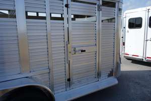 Remolque para Ganado de 30 pies y 3 Pisos, Usado, Estándar Austriaco, para Transporte de Caballos, Disponible para Venta al por Mayor - Product Image 4