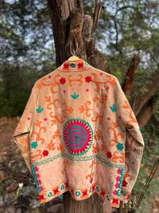 Chaqueta de terciopelo estilo bohemio con bordados de arte folclórico colorido, diseño floral étnico, estilo único para festivales, abrigo tipo cárdigan de invierno. - Product Image 4