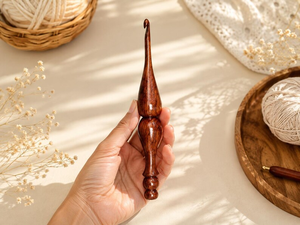 Aguja de ganchillo artesanal de palisandro con diseño único |   Acabado Liso - Product Image 3