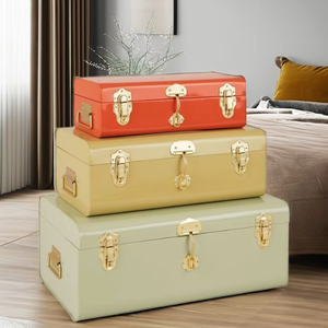 Trio de coffres métalliques aux tons bleu ombré, de forme rectangulaire, avec quincaillerie rose gold, pour une organisation domestique tendance et fonctionnelle. - Product Image 4