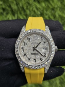 Reloj de Lujo Unisex con Incrustaciones de Diamantes y Cristal de Zafiro, Correa de Caucho Amarillo y Acero Inoxidable, Cuarzo Analógico con Visualización de Fecha, Caja de 41 mm - Product Image 1