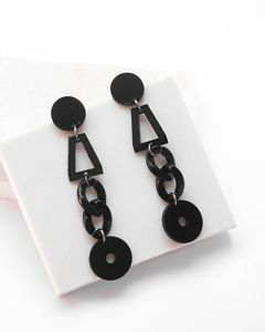 Boucles d'oreilles élégantes en résine faites à la main pour femmes, design léger, accessoires de mode modernes pour tous les jours et les occasions spéciales - Product Image 1