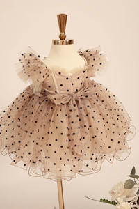 Un Precioso Vestido de Princesa con Estampado de Puntos y Mangas con Alas de Hada y Dobladillo Enrollado para Niñas, Transpirable y Ecológico. - Product Image 3