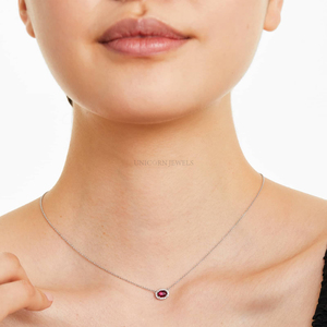 สร้อยคอรูปวงรีประดับทับทิมแบบโอเวอร์ไซส์สีขาวทอง พร้อมจี้พลอยสีแดงแนวนอนประดับเพชรแบบโอเวอร์ไซส์  เครื่องประดับประจำเดือนเกิดเดือนกรกฎาคม - Product Image 2