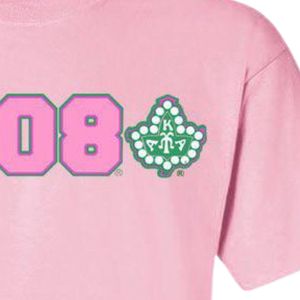   T-shirt rose 1908 Ivy Sorority à manches courtes, vêtements grecs décontractés pour femmes - Product Image 3