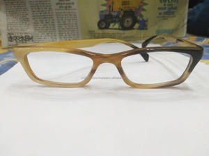 Anteojos de cuerno de animal auténticos marcos hechos a mano para looks distintivos de India Marco de cuerno de anteojos unisex - Product Image 2