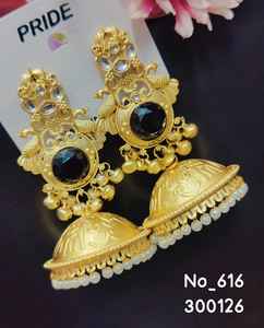 Pendientes Jhumka Tradicionales Chapados en Oro con Piedras de Colores, Circonitas y Perlas Colgantes - Product Image 4