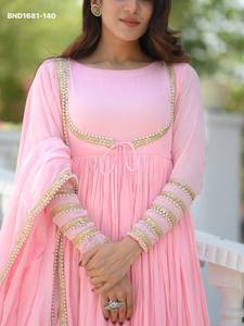 Hermoso traje Anarkali de seda Nc Vichitra con encaje dorado, listo para usar, de manga larga, conjunto de pantalón y dupatta, exportador indio. - Product Image 5