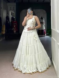Conjunto de Lehenga Choli Premium para Mujer para el Festival de Navratri, para Celebraciones, Fiestas y Ocasiones Étnicas - Product Image 2