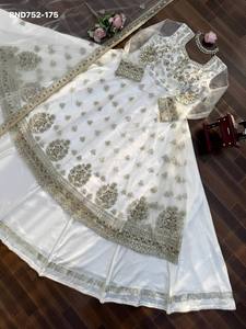 Conjunto de Vestido-Lehenga y Dupatta de Alta Calidad para Fiestas, con Tela de Red Suave y Trabajo de Hilos y Lentejuelas, Fabricante de Moda Femenina - Product Image 3